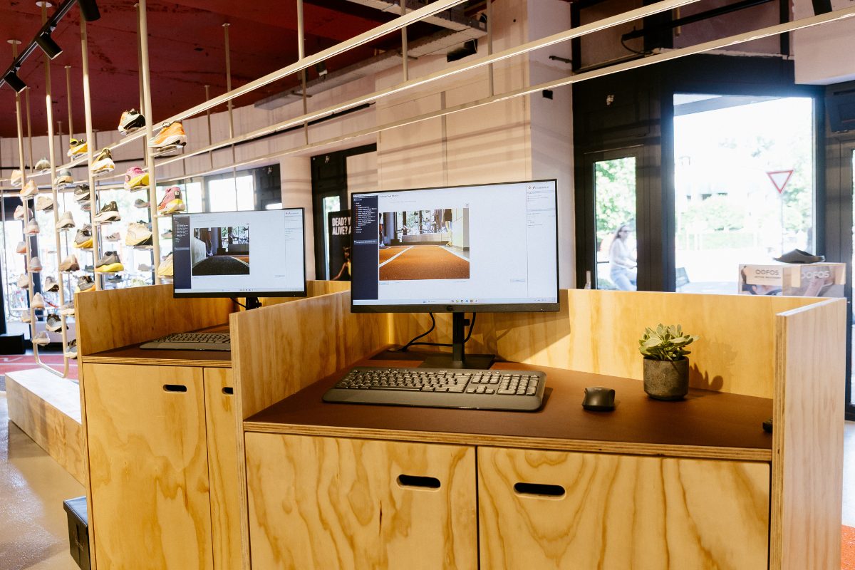 Het analysestation met de schermen waarop we de beelden van je loop samen bekijken