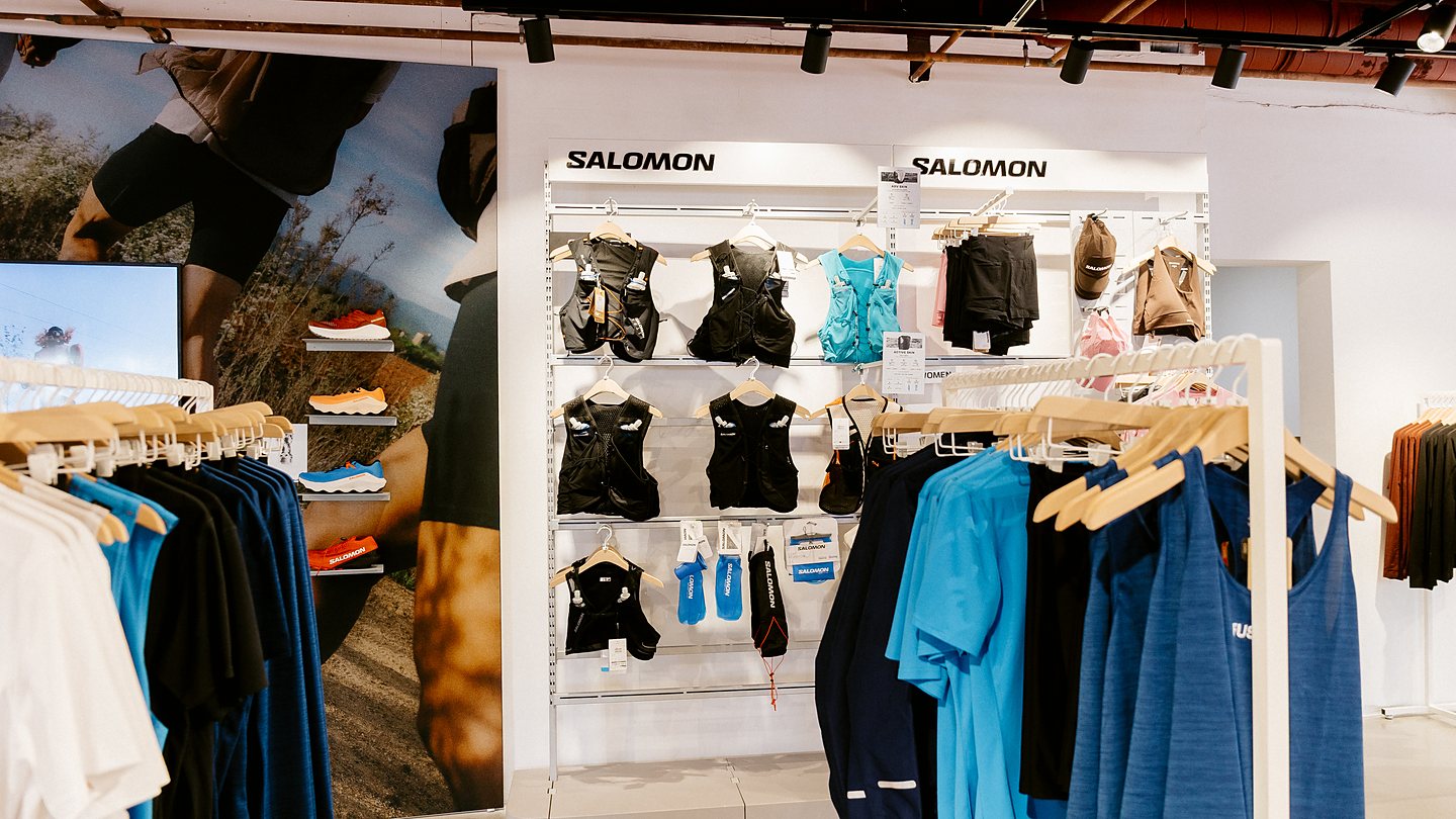 Wand met hardloopaccessoires en sportvoeding in de winkel van DailyRun
