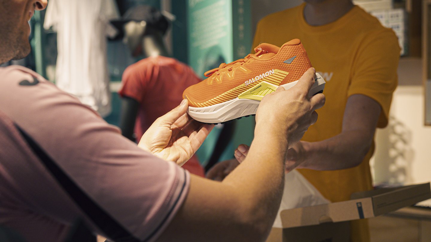 Medewerker geeft persoonlijk schoenadvies in de winkel van DailyRun