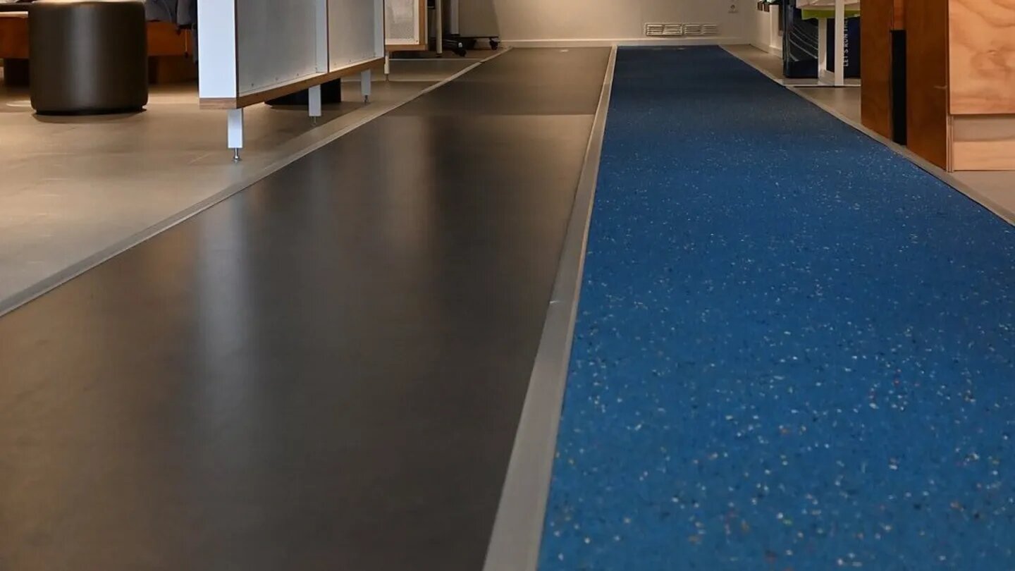 Indoor hardloopbaan met zwarte en blauwe ondergrond in DailyRun Amsterdamse Bos