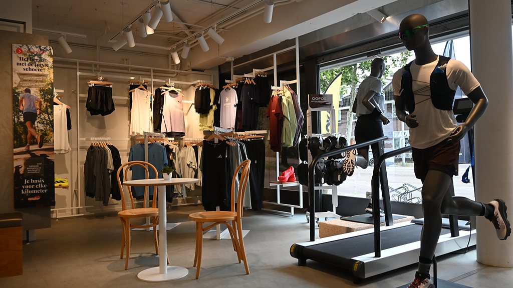 Interieur van DailyRun Amsterdamse Bos met kledingzone en loopband