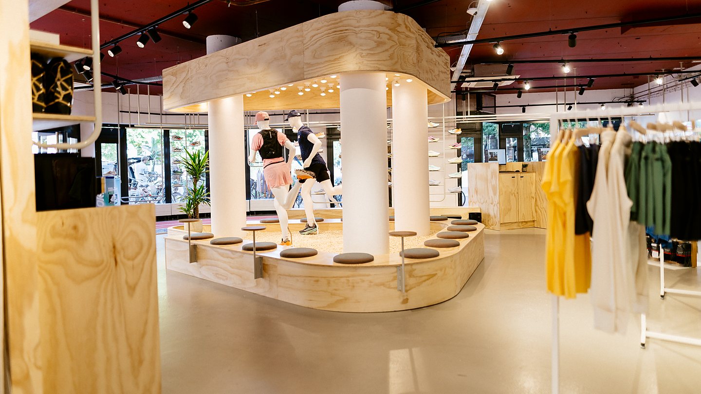 Interieur van de winkel DailyRun Haarlem