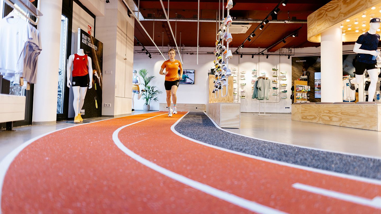 Hardloopster op de looppiste in onze winkel in Haarlem